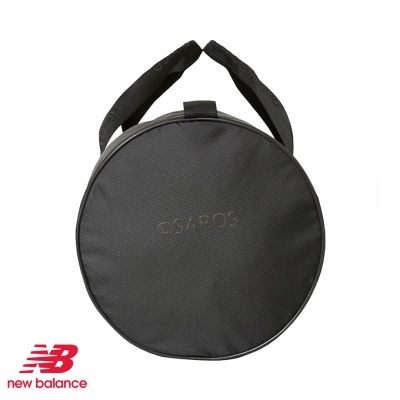 Bolsa redonda preta com alças acolchoadas e logótipo New Balance vermelho