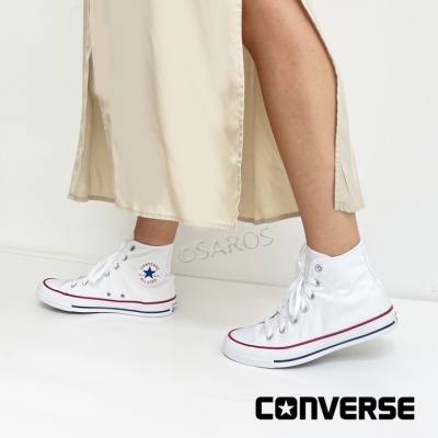 Tênis Converse altos brancos usados com vestido bege claro
