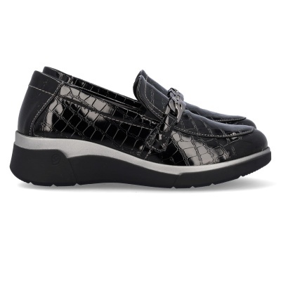 Mocassins pretos com padrão croco e sola preta com detalhe cinzento