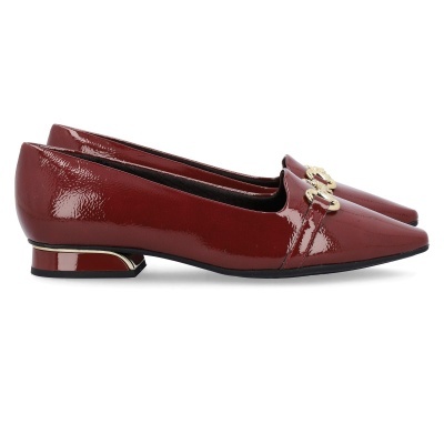 Sapatos de senhora vermelhos em verniz com detalhes dourados