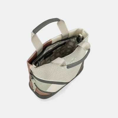 Mala de mão feminina bege com detalhes em rosa e cinzento, vista de cima