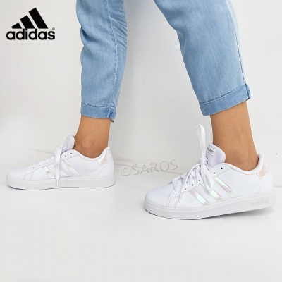 Ténis Adidas brancos com riscas iridescentes e sola branca