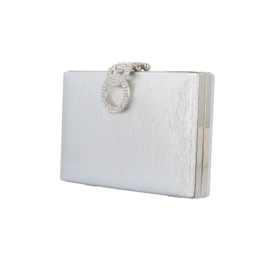 Bolsa clutch prateada com fecho decorativo com pedras