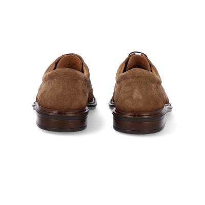 Par de sapatos masculinos castanhos em camurça vistos de trás.