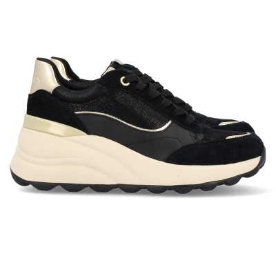 Ténis pretos e bege com sola grossa e atacadores pretos