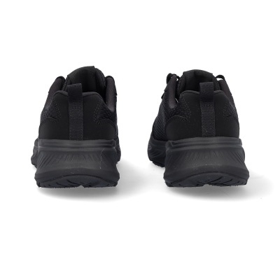 Sapatilhas pretas vista de trás em fundo branco