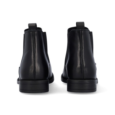 Botins Chelsea pretos em pele vistos de trás