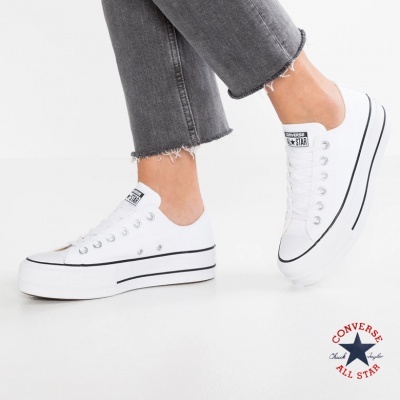 Ténis Converse All Star brancos com sola espessa e riscos pretos