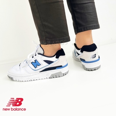 Ténis New Balance brancos com detalhes azuis e pretos em fundo branco