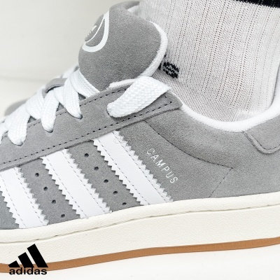 Ténis Adidas Campus cinza com riscas brancas e sola branca