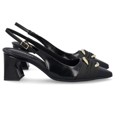 Sapatos de salto alto pretos com enfeites dourados