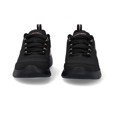 Par de ténis Skechers pretos com sola preta e detalhes em cinza e rosa claro