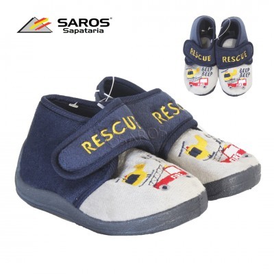 Sapatilha infantil azul com velcro e estampas de carros de bombeiro e texto RESCUE.