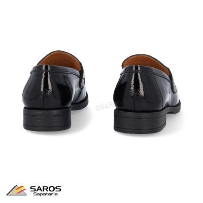 Par de sapatos pretos em verniz vistos de trás com logótipo SAROS Sapataria