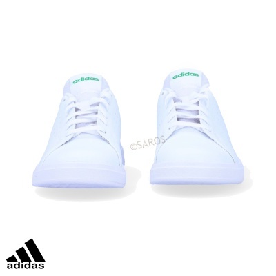 Sapatilhas Adidas brancas com logo verde e solas brancas