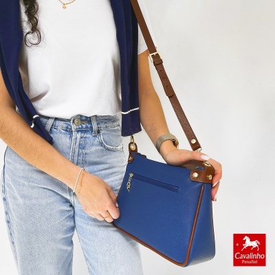 Mala azul com detalhes castanhos e alça em pele castanha