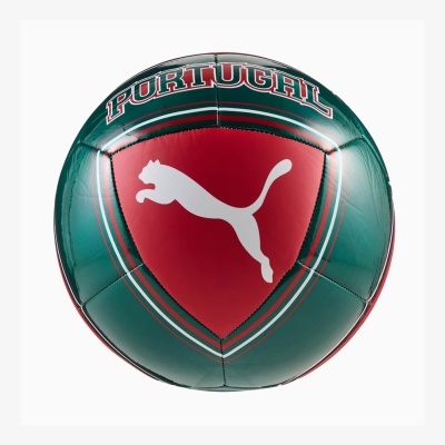 Bola de futebol verde e vermelha com logo da PUMA e texto PORTUGAL