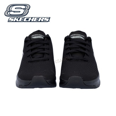 Ténis pretos Skechers com sola preta e textura em malha