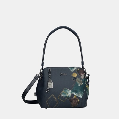 Mala de ombro preta com padrão abstrato e pendente metálico