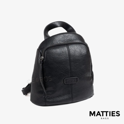 Mochila preta de material semelhante a pele com alça superior e fecho de correr, sobre fundo branco