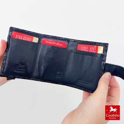 Carteira preta em couro textura croco aberta com cartões vermelhos