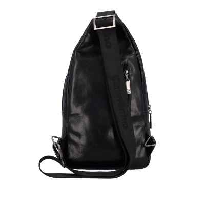 Mochila preta em pele sintética com alça ajustável