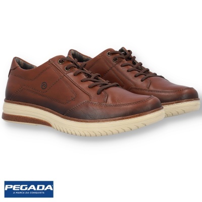 Sapatilhas de pele castanha com sola creme da marca Pegada.