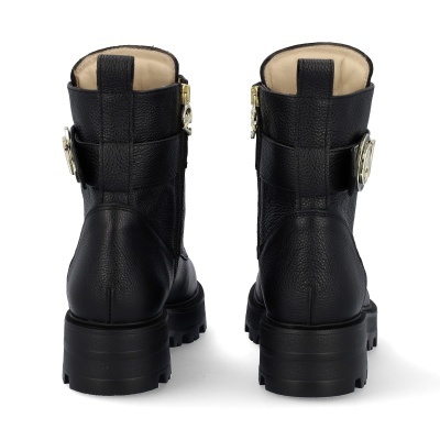 Botas pretas de couro com salto grosso e fivela dourada vistas por trás