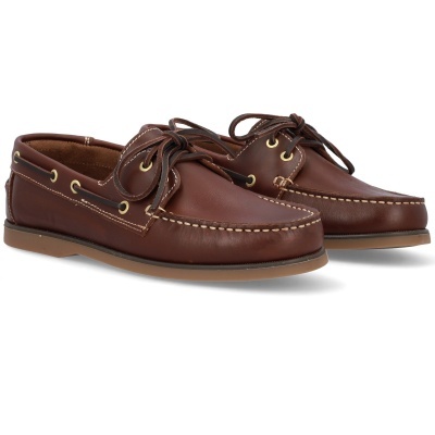 Sapatos boat shoes de pele castanha com atacadores e sola castanha.