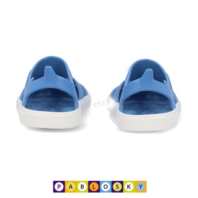 Sandálias azuis em plástico com sola branca, vista traseira