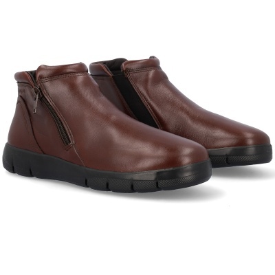 Botins castanhos com sola preta, fecho lateral e detalhe elástico