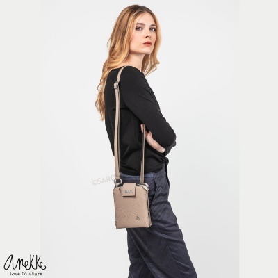 Bolsa pequena bege tiracolo com padrão em relevo