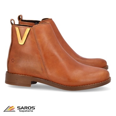 Botas castanho claro com detalhe dourado e logo SAROS Sapataria