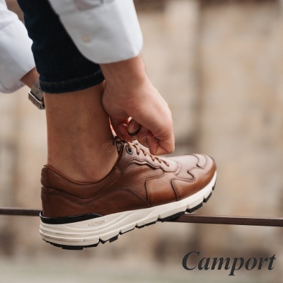 Ténis de couro castanho com sola branca e preto e atacadores