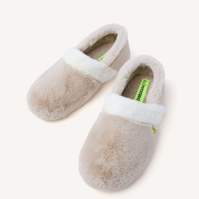 Chinelos tipo mule peludos bege com aba branca felpuda e etiqueta amarela no interior