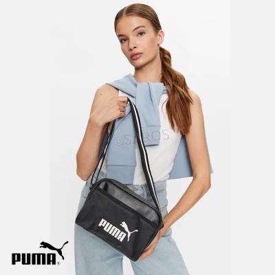 Mulher jovem com mala preta PUMA e roupa casual clara em fundo branco