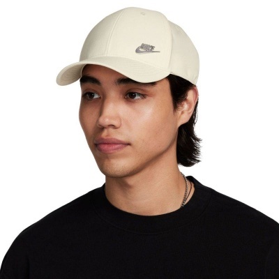 Boné bege com logótipo NIKE cinzento usado por pessoa.