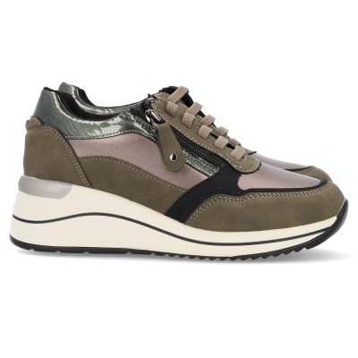 Ténis multicolorido com sola branca, fecho de correr e atacadores beige