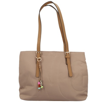 Mala de ombro bege com alças castanhas e contas coloridas penduradas