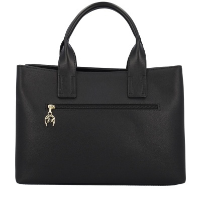 Mala preta de mão com fecho e pendente dourado, sobre fundo branco