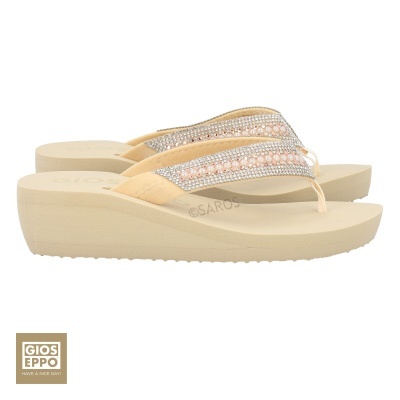 Chinelos plataforma bege com tiras decoradas com pérolas e brilhantes