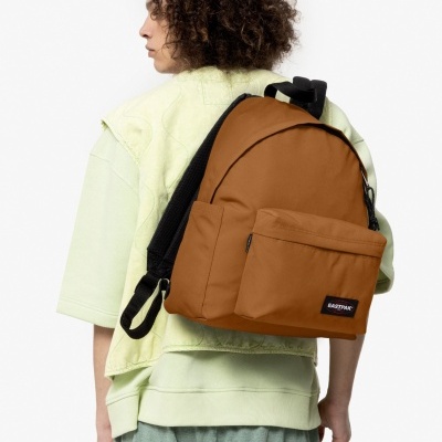 Mochila castanha EASTPAK com alças pretas vista de costas