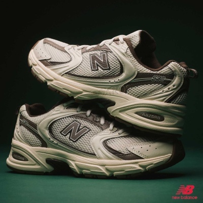 Ténis New Balance 530 em branco, bege e castanho, com malha e detalhes sintéticos, marca ABZORB visível