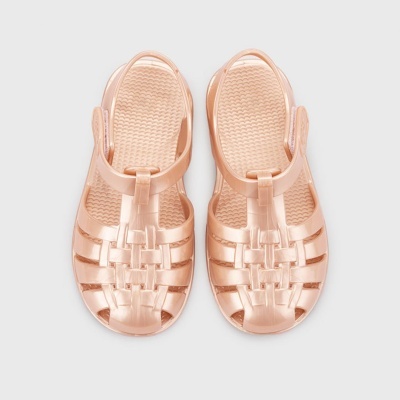 Sandálias de plástico cor de rosa claro com tiras entrelaçadas.