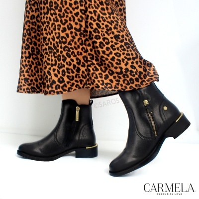 Botas pretas em pele com fecho dourado e saia animal print castanha