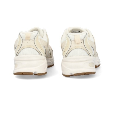 Par de sapatilhas brancas vistas de trás com sola branca e detalhes castanhos