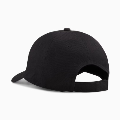 Boné preto com pala curva e ajuste traseiro em tira de tecido
