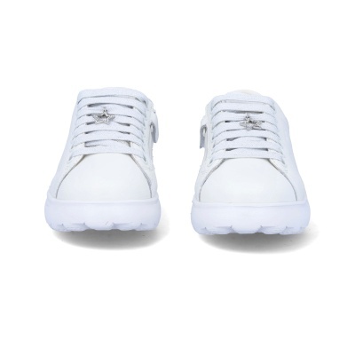 Sapatilhas brancas com atacadores e pendente em estrela