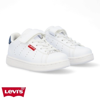 ténis infantis brancos Levi's com fecho de velcro e etiqueta vermelha Levi's