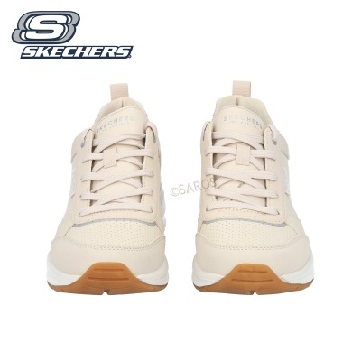 Ténis Skechers bege claro com sola branca e castanha vistos de frente.